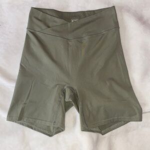 437 The V Short||matcha|medium